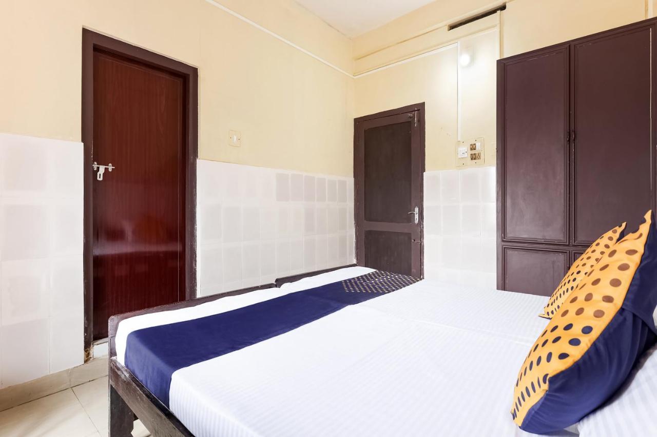 Spot On 60665 Royal Tourist Home Valāncheri Екстериор снимка